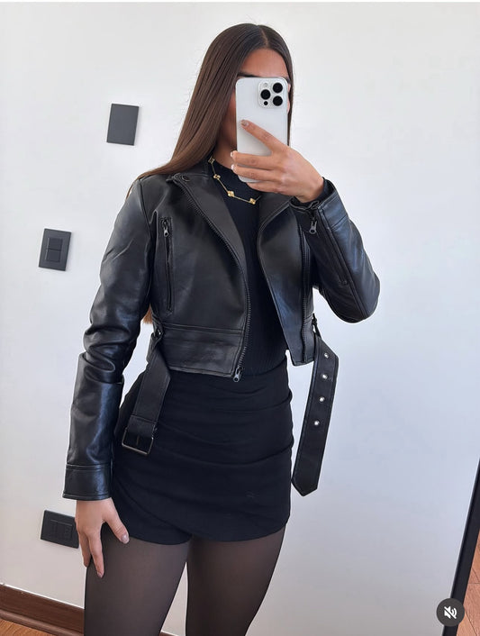 CHAQUETA NEGRA TACHAS